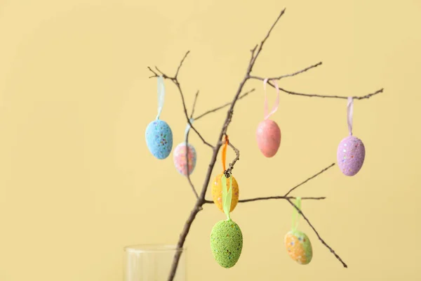 Samenstelling Met Verschillende Paaseieren Hangend Aan Boomtak Tegen Kleur Achtergrond — Stockfoto