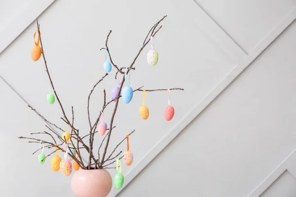 Composición Creativa Con Ramas Árbol Huevos Pascua Sobre Fondo Gris —  Fotos de Stock