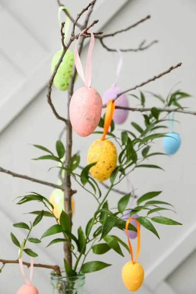 Close Zicht Groene Boomtakken Paaseieren Grijze Achtergrond — Stockfoto