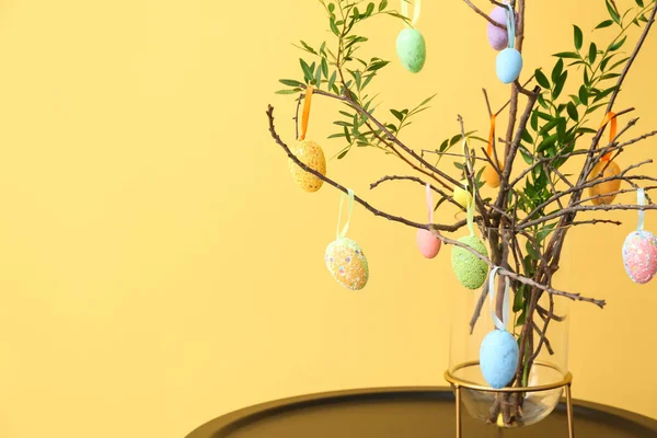 Váza Zöld Ágak Húsvéti Tojás Asztalon Közelében Színes Fal Közelkép — Stock Fotó