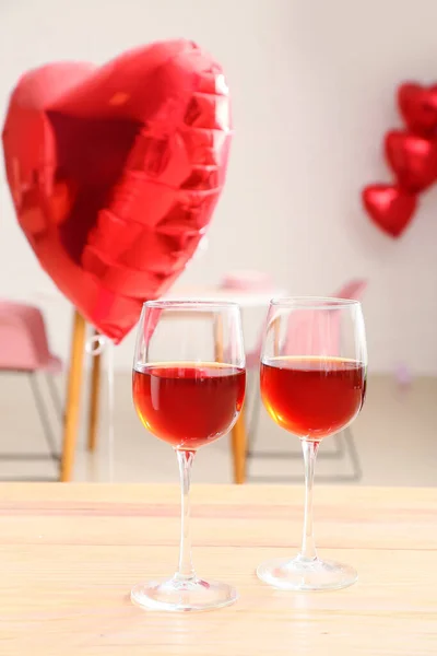 Glasses Wine Wooden Table Heart Shaped Air Balloon Valentine Day — Stock Photo, Image