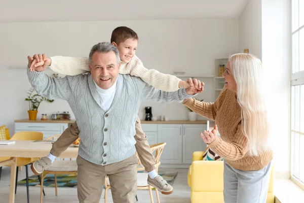 스웨터를 조부모와 집에서 재미있게 — 스톡 사진