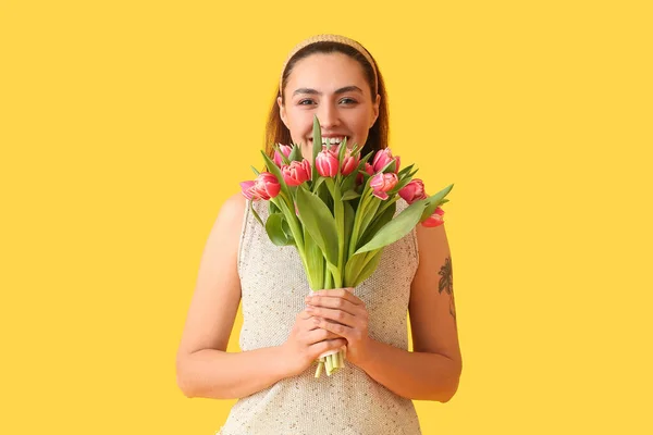 Jeune Femme Souriante Avec Bouquet Tulipes Sur Fond Jaune Journée — Photo