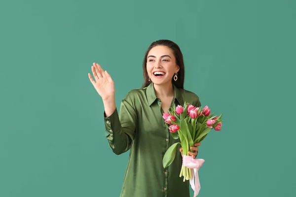 Glad Ung Kvinna Med Bukett Tulpaner Grön Bakgrund Internationella Kvinnodagen — Stockfoto