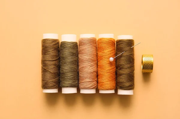 Thread Spools Ball Pin Thimble Color Background — Stock Photo, Image