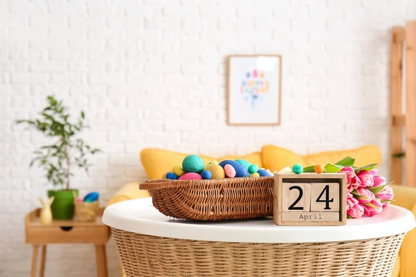 Calendario Cesta Mimbre Con Huevos Pascua Flores Mesa Habitación — Foto de Stock