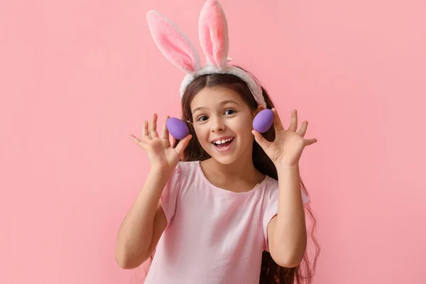 Schattig Klein Meisje Met Konijntjes Oren Paaseieren Roze Achtergrond — Stockfoto