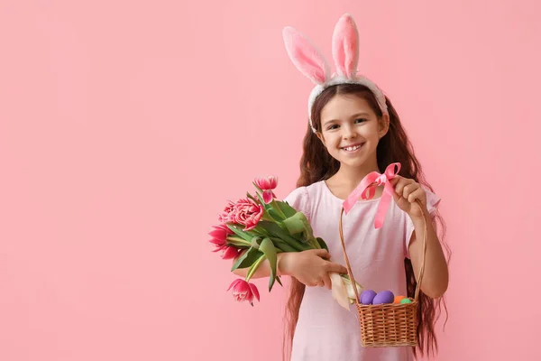 Schattig Klein Meisje Met Konijntjes Oren Bloemen Pasen Mand Roze — Stockfoto