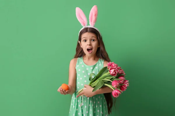 Surprised Little Girl Bunny Ears Easter Egg Flowers Green Background — Stock Photo, Image