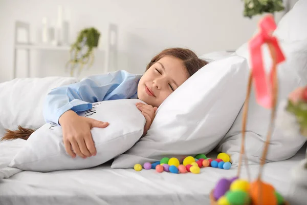 Linda Niña Cama Con Huevos Pascua Bajo Almohada —  Fotos de Stock