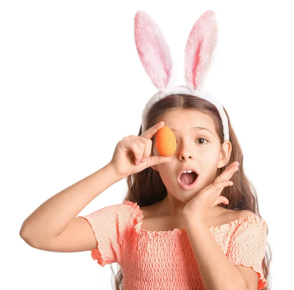 Здивована Маленька Дівчинка Вухами Кролика Пасхальним Яйцем Білому Тлі — стокове фото