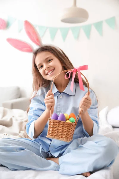 Schattig Klein Meisje Met Konijntjes Oren Pasen Mand Slaapkamer — Stockfoto