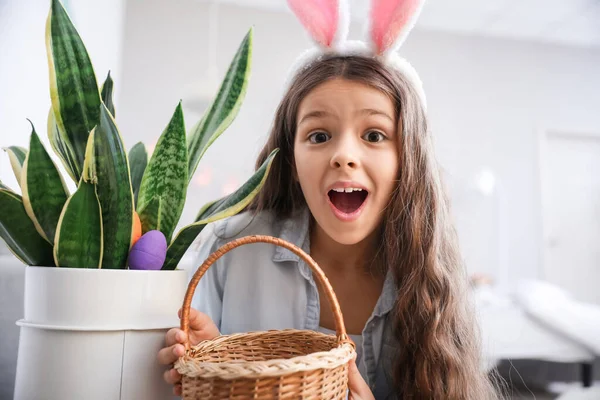 Evde Paskalya Yumurtası Arayan Tatlı Küçük Bir Kız — Stok fotoğraf