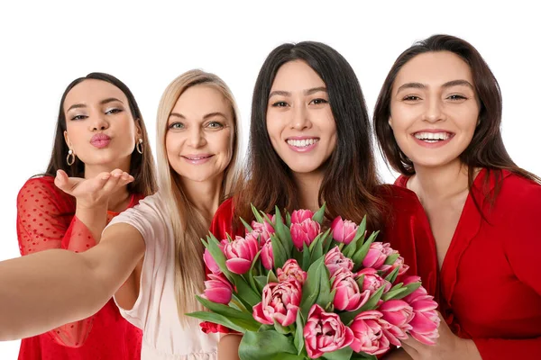 Hermosas Mujeres Con Flores Tomando Selfie Sobre Fondo Blanco Celebración — Foto de Stock