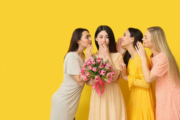 Прекрасні Пліткарки Жінки Букетом Квітів Жовтому Тлі Міжнародний Жіночий День — стокове фото