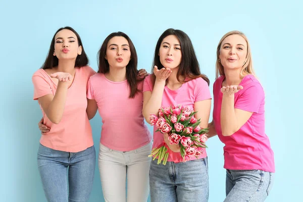 Vackra Kvinnor Med Bukett Blommor Blåser Kyss Blå Bakgrund Internationella — Stockfoto