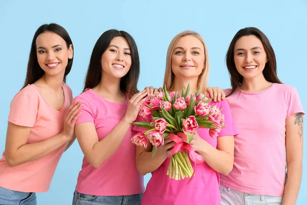 Hermosas Mujeres Con Ramo Flores Sobre Fondo Azul Celebración Del — Foto de Stock