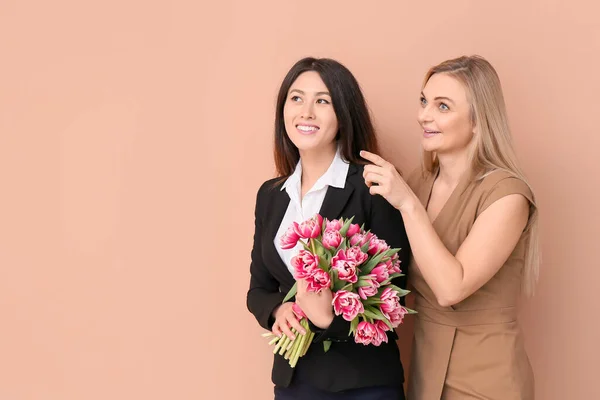 Schöne Frauen Mit Blumenstrauß Auf Farbigem Hintergrund Feier Zum Internationalen — Stockfoto
