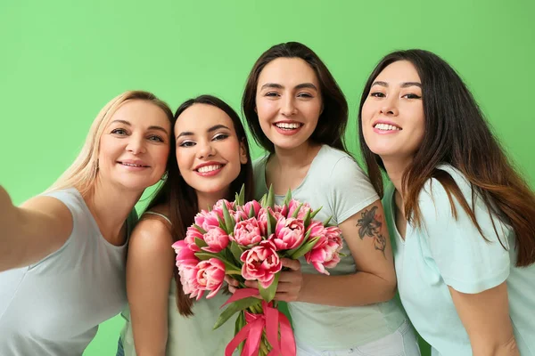 Hermosas Mujeres Con Flores Tomando Selfie Sobre Fondo Verde Celebración — Foto de Stock