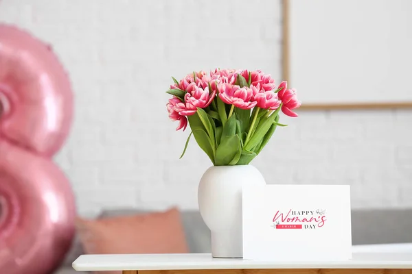 Стильная Ваза Тюльпанами Поздравительная Открытка Надписью День Женщины Столе — стоковое фото
