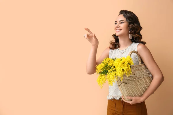 Mooie Jonge Vrouw Met Mimosa Bloemen Zak Wijzend Iets Kleur — Stockfoto