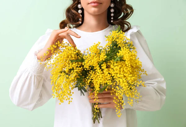 Όμορφη Νεαρή Γυναίκα Μπουκέτο Λουλούδια Μιμόζα Πράσινο Φόντο — Φωτογραφία Αρχείου