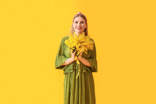 Hermosa Mujer Con Flores Mimosas Sobre Fondo Amarillo Día Internacional —  Fotos de Stock