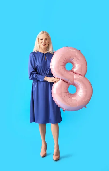 Mulher Madura Com Grande Balão Forma Figura Fundo Azul Dia — Fotografia de Stock