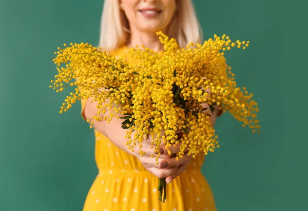 Gammal Kvinna Med Mimosa Blommor Grön Bakgrund Närbild Internationella Kvinnodagen — Stockfoto