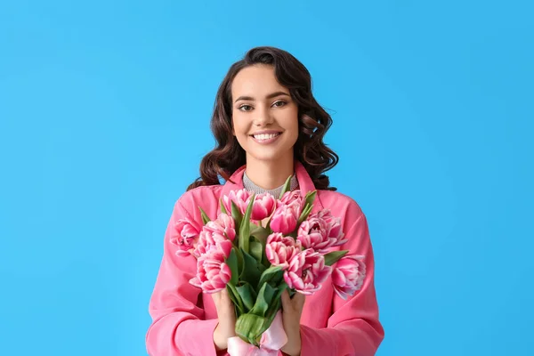 Mujer Joven Sonriente Con Ramo Tulipanes Sobre Fondo Azul Día — Foto de Stock