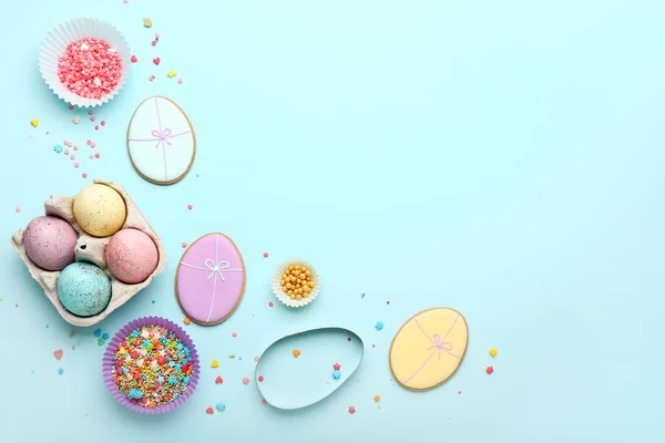 Composition Creative Easter Cookies Painted Eggs Sprinkles Blue Background — Stock Photo, Image