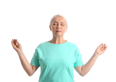 Beyaz arka planda olgun bir kadının meditasyonu.
