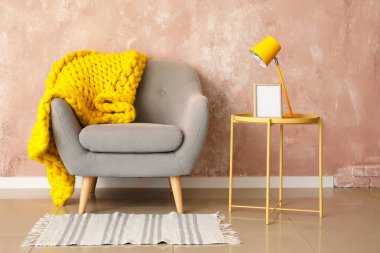 Lambalı, çerçeveli ve renkli duvarların yanındaki rahat koltuklu şık kahve masası.