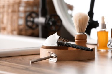 Banyoda tıraş olmak için şık erkek aksesuarları.