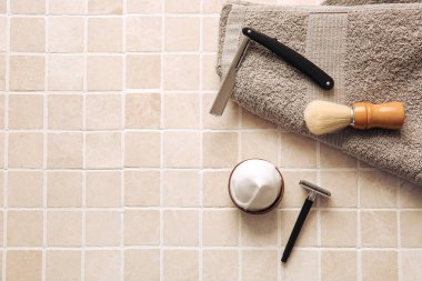 Fayans üzerinde tıraş olmak için şık erkek aksesuarları.