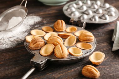 Koyu ahşap arka planda cevizli kurabiye kalıbı.