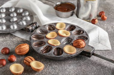 Gri arka planda cevizli kurabiye kalıbı üreticisi