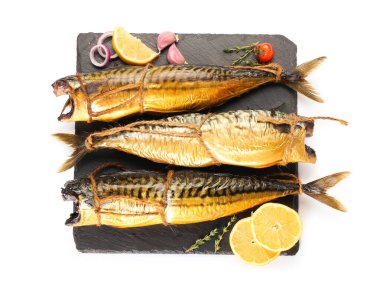 Beyaz arka planda lezzetli füme uskumru balıklı pano