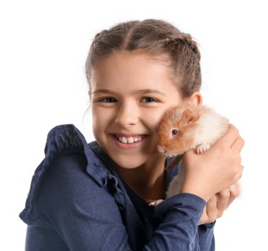 Beyaz üzerinde şirin bir kobay taşıyan küçük kız.