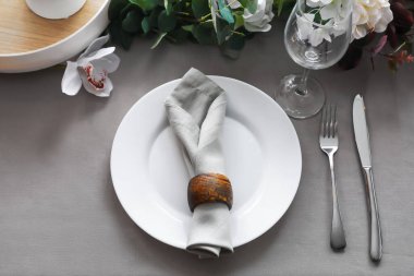 Bahar çiçekleriyle güzel bir masa.