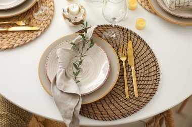 Güzel dekorlu ve çiçekli yemek masası.