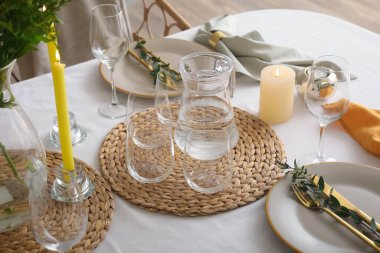 Yanan mumlarla şık masa ayarları