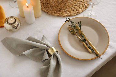 Yanan mumlarla şık masa ayarları