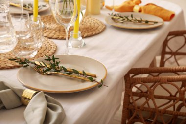 Güzel dekorlu ve çiçekli yemek masası.