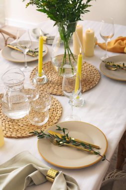 Yanan mumlarla şık masa ayarları