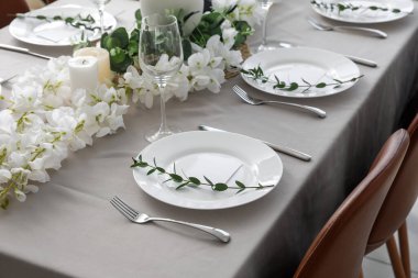 Güzel ayarı ve boş kartları olan yemek masası.