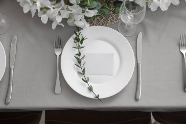 Güzel bir yemek masası ve boş bir kart.