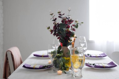 Güzel dekorlu ve çiçekli yemek masası.