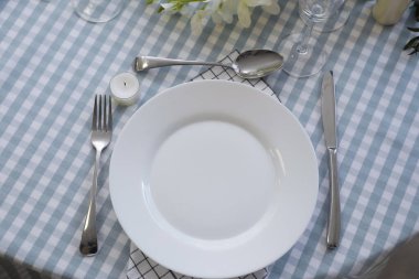 Güzel manzaralı bir yemek masası.