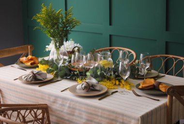 Yeşil duvarın yanında güzel bir sofra.